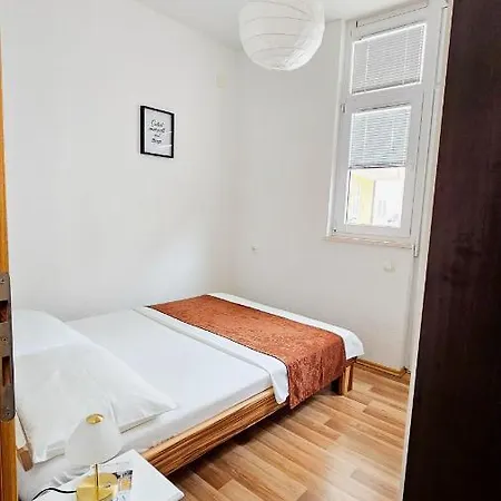 Cozy One-bedroom Apartment, 15 Minutes From Center Appartamento