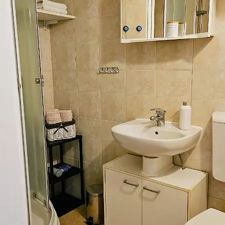 Cozy One-bedroom Apartment, 15 Minutes From Center Appartamento