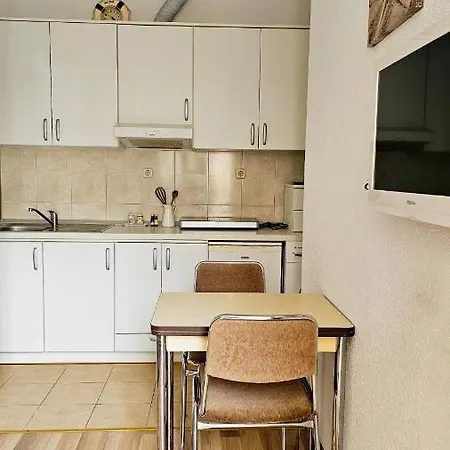 Cozy One-bedroom Apartment, 15 Minutes From Center Makarska