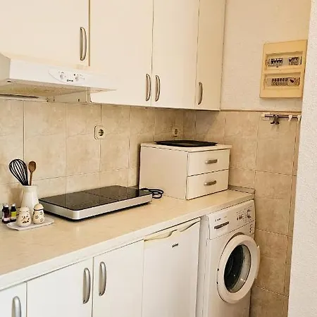 Cozy One-bedroom Apartment, 15 Minutes From Center Makarska